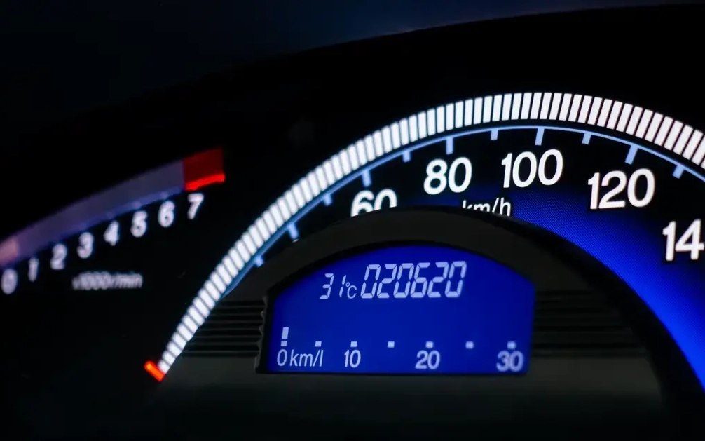 How to Read the Odometer on a Car Accurately